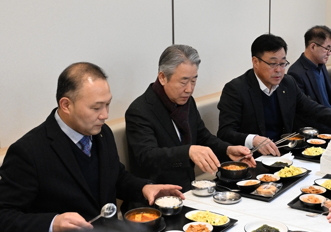 [포토] 강호동 농협중앙회장, 농협손보서 ‘아침밥 캠페인’