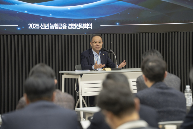 이찬우 농협금융 회장 "기존 방식 초기화...도전정신 가져달라"