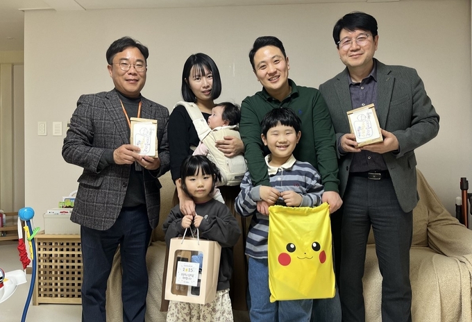 엘앤에프, 임직원 자녀에 초등학교 입학 축하 선물 전달